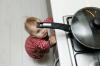 Kuinka opettaa lasta kokkaamaan