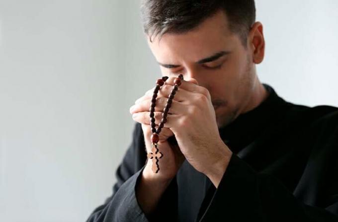 Vain puhdasta uskoa ja voimakas rukous voi voittaa pahan (kuva lähde: shutterstock.com)