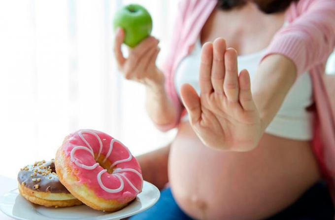Pikaruokaa ja alkoholi - eikä kaikkia tuotteita, joille on antaa raskauden aikana (kuva lähde: shutterstosk.com)