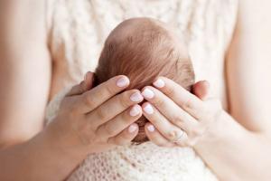 Vastasyntynyt vauva ei imetystä: Top 7 syytä ja ratkaisut