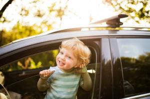 Miksi ei voi jättää lapsia yksin autoon kesällä