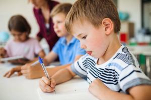 Kuinka korjata huono käsiala lapsessa: vinkkejä vanhemmille