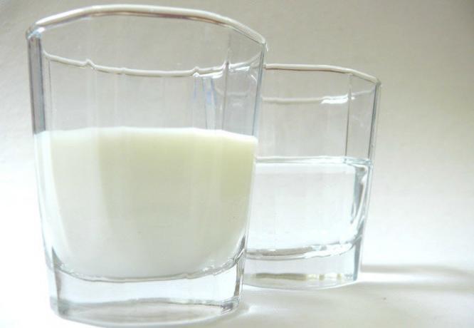 Maito ja kivennäisvettä - maitoa ja kivennäisvettä