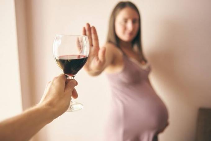 Turvallisen annoksen alkoholia raskauden aikana ei ole: tiedemiehet siitä sikiön aivojen