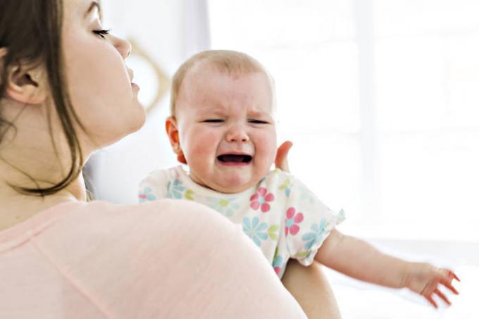 Miksi vauva itkee tuntikausia joka yö?