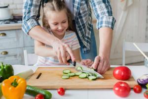 Pieni apulainen: kuinka opettaa lapsi huolimattomasti kiemurtelemaan keittiöveitsellä