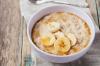 Mitä valmistaa aamiaiseksi lapselle: maissipuuroa banaanipäällyksellä (resepti)