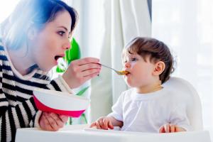 5 sääntöä, jotka auttavat ruokkimaan lapsia