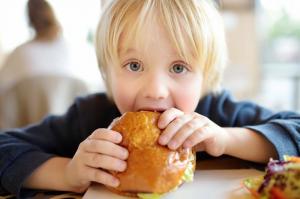 Ei makkaroita ja makkaroita: kouluruokaloissa ruoka on terveellistä