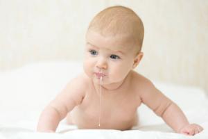 Pulauttelu vauva: miten erottaa normaalin ongelmasta