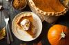 Halloween 2020 -reseptit: Pehmeä piirakka pähkinöillä ja kurpitsa-täytteellä