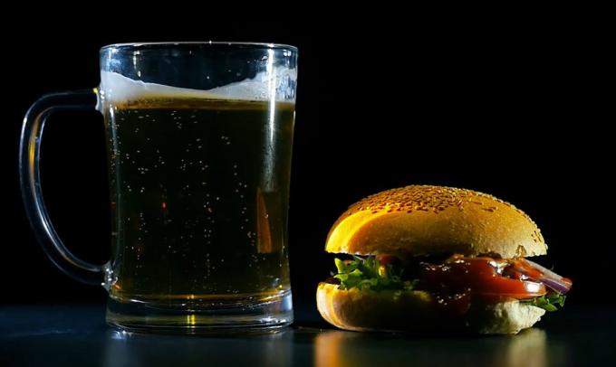 Hampurilainen ja olut - Burger ja olutta