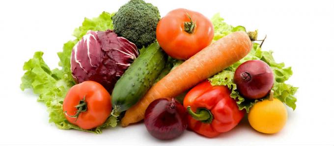 Raakoja vihanneksia ja hedelmiä