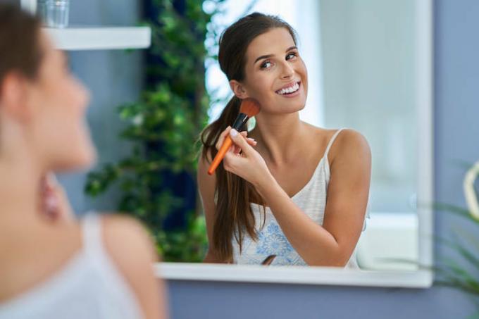 Kuinka puhdistaa meikkiharjat nopeasti ja helposti kodin korjaustoimenpiteillä