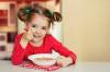 Lapsi kieltäytyy syömästä lastentarhassa: Top 5 mahdollisia syitä ja ratkaisuja