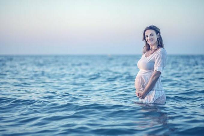 Kuinka valita oikea uimapuku raskaana olevalle naiselle: tärkeimmät vinkit