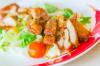 Mitä valmistaa koululaisten illalliseksi: mausteinen salaatti kanaa soijakastikkeessa