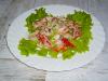 Salaatti sianlihan ja tuoreita vihanneksia